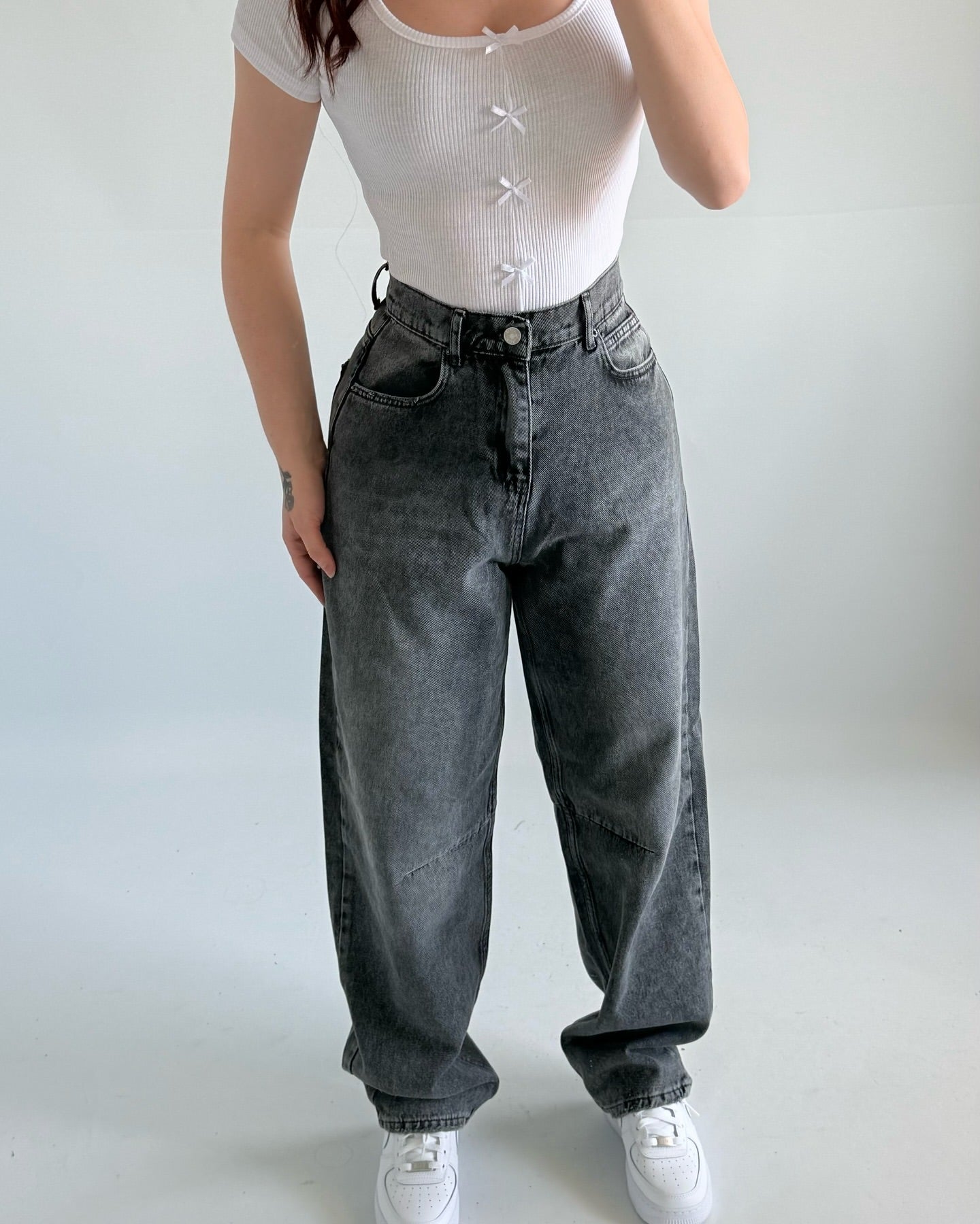 جينز باگي رمادي بكحت وحزام خلفي