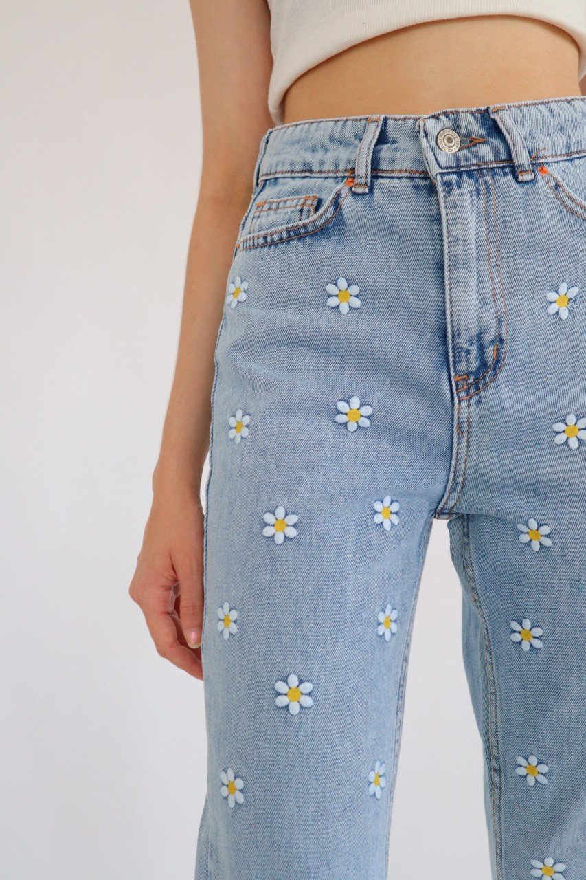 Daisy Embroidery Mom Jeans - مـوها ستـور