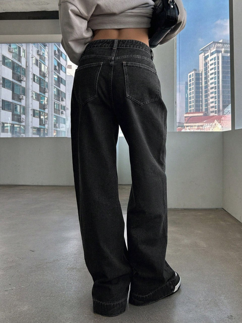 جينز باكي أسود بـ كحت ابيض نسائي