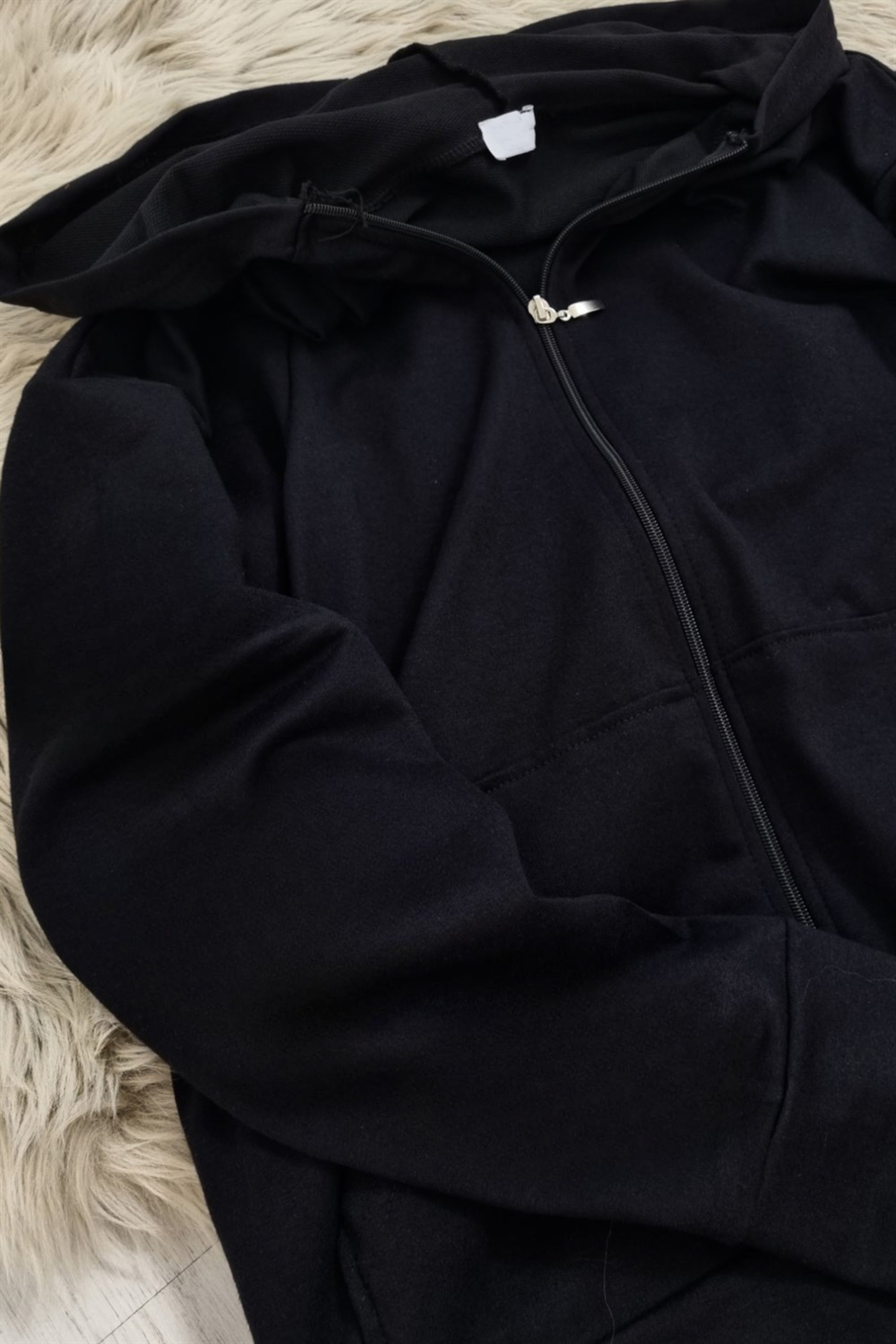 هودییەکی ڕەشی سادەی زیپ ئاپ