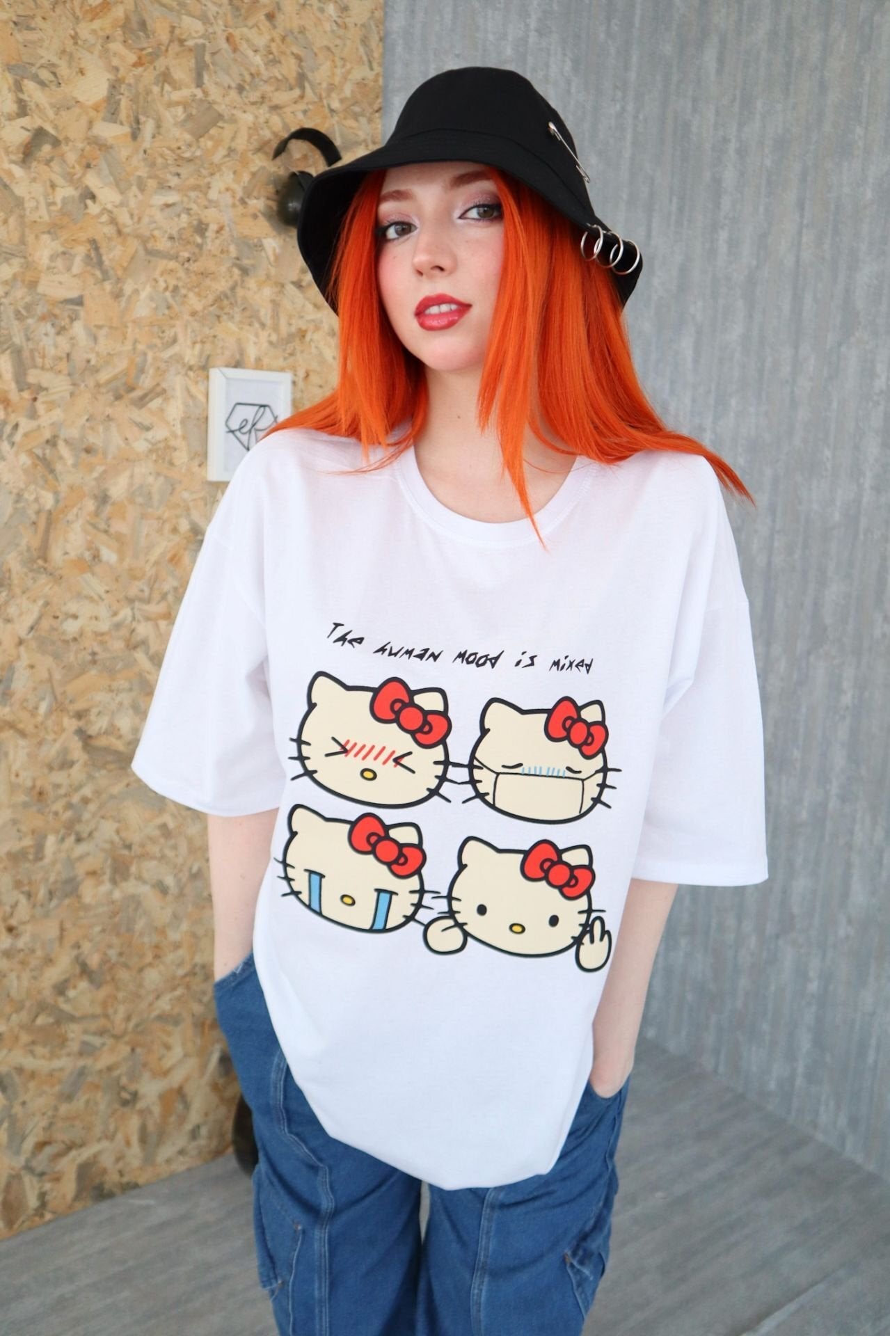 تیشێرتێکی سپی هێلۆ کیتی V2024