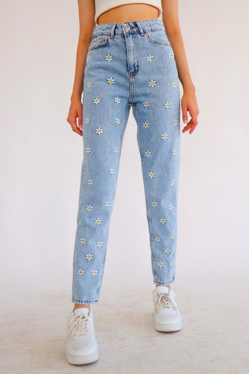 Daisy Embroidery Mom Jeans - مـوها ستـور