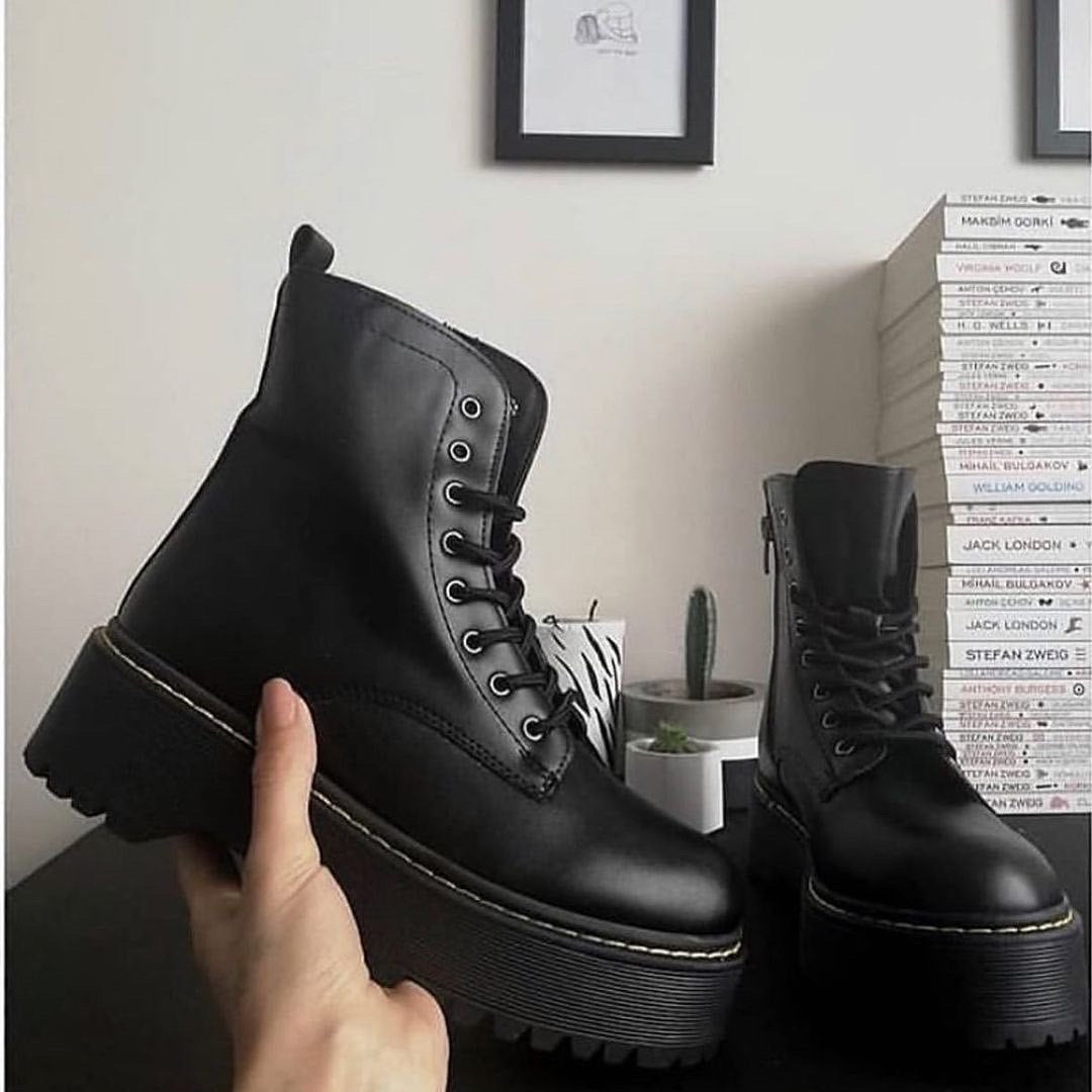 پێڵاوی ڕەشی دکتۆر مارتن