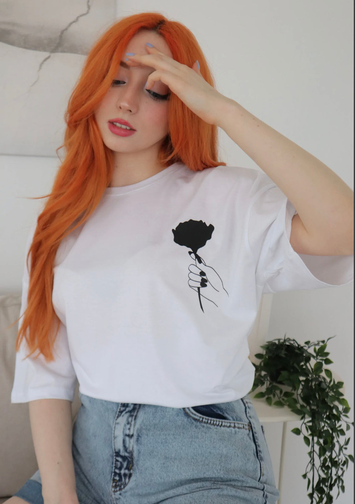 White Hand Rose T-Shirt - مـوها ستـور