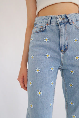 Daisy Embroidery Mom Jeans - مـوها ستـور